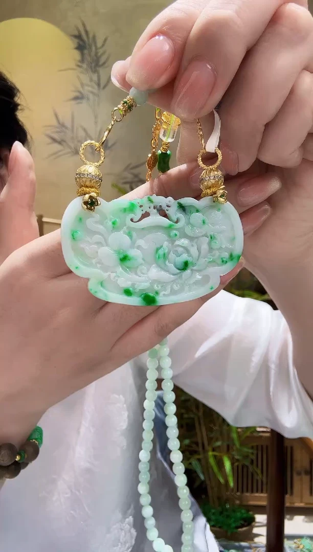 颈饰未镶嵌翡翠吊坠