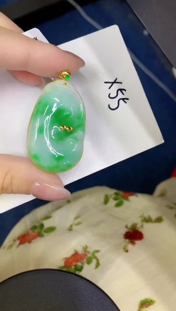 颈饰18K金镶嵌翡翠缅甸天然翡翠A货