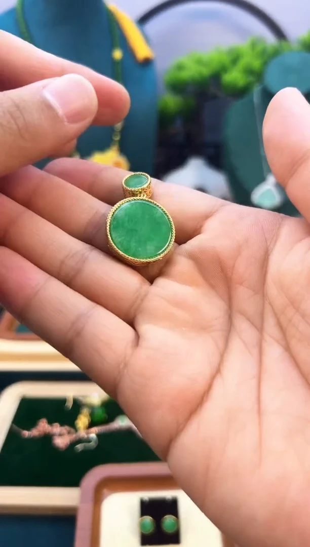 翡翠14K金镶嵌颈饰      D05
