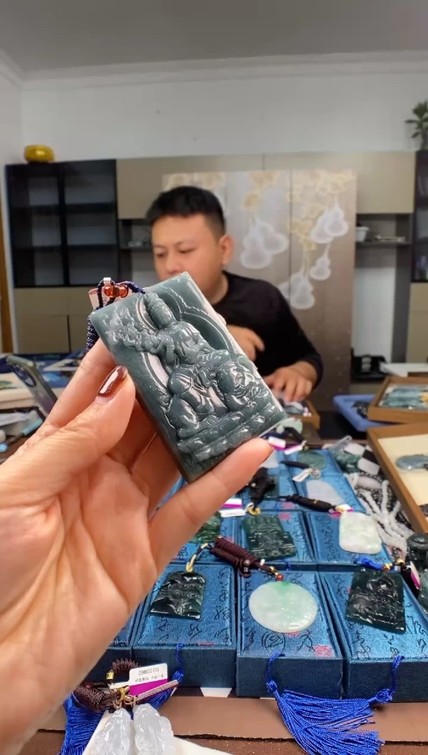 颈饰未镶嵌翡翠  多样性发其一