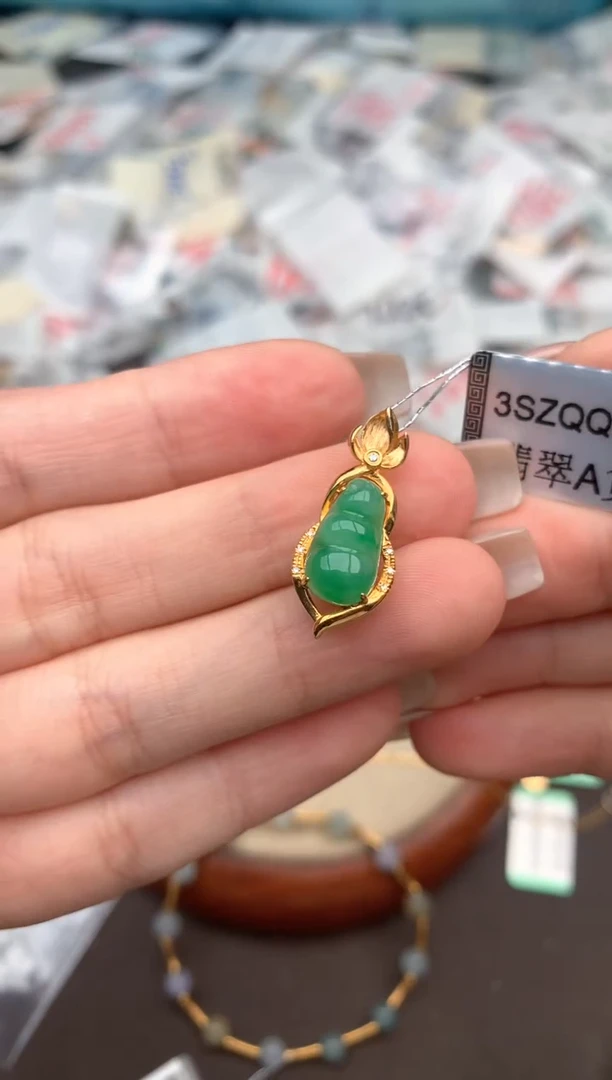 18K金镶嵌挂件翡翠一