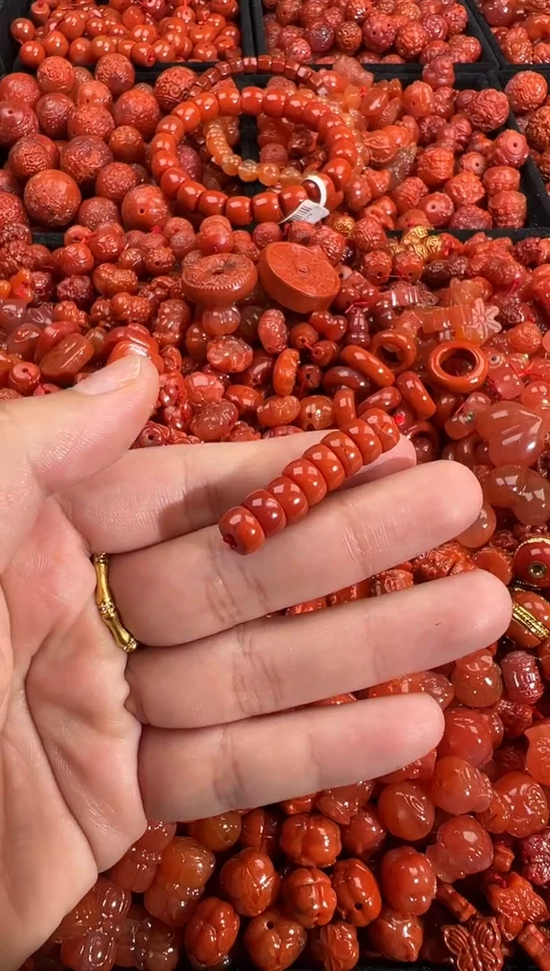 南红玛瑙未镶嵌颈饰1