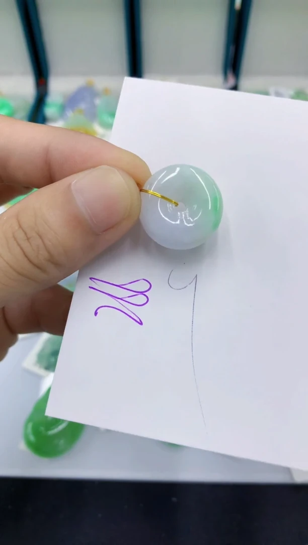 翡翠挂件未镶嵌翡翠