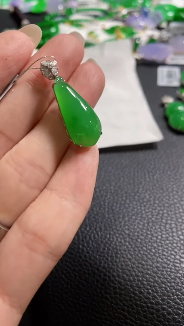 【闪购商品】定制翡翠18K金镶嵌吊坠