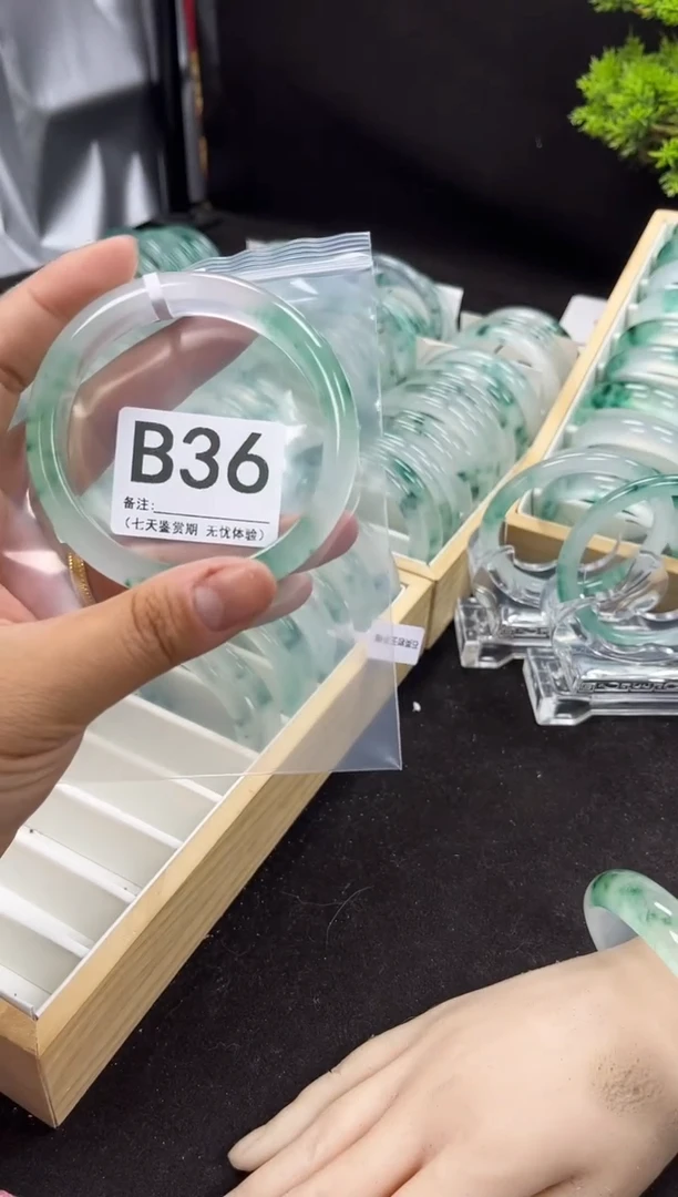 【闪购商品】石英岩玉手镯未镶嵌B36