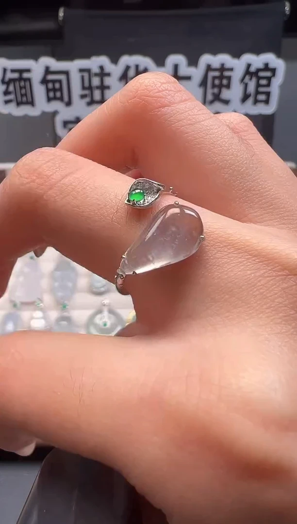 18K金镶嵌戒指翡翠 缅甸珠宝严选