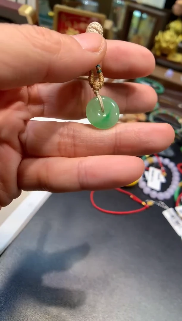 颈饰未镶嵌翡翠平安扣