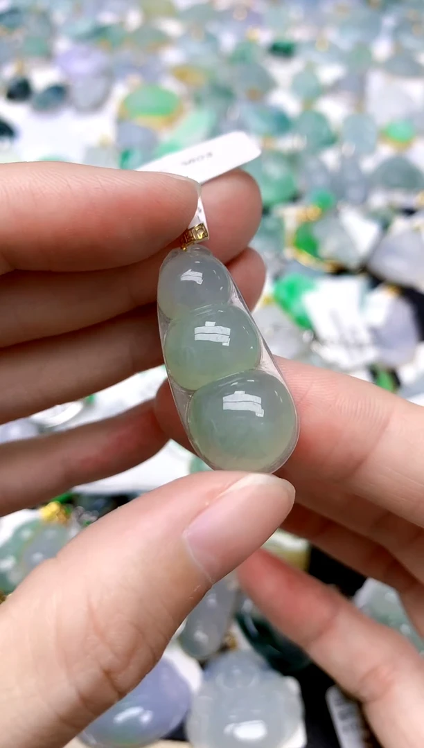 颈饰18K金镶嵌翡翠天然A货翡翠