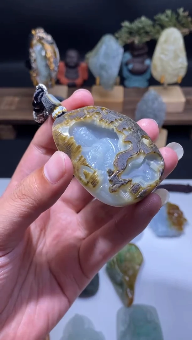 颈饰未镶嵌翡翠青**鱼翡翠