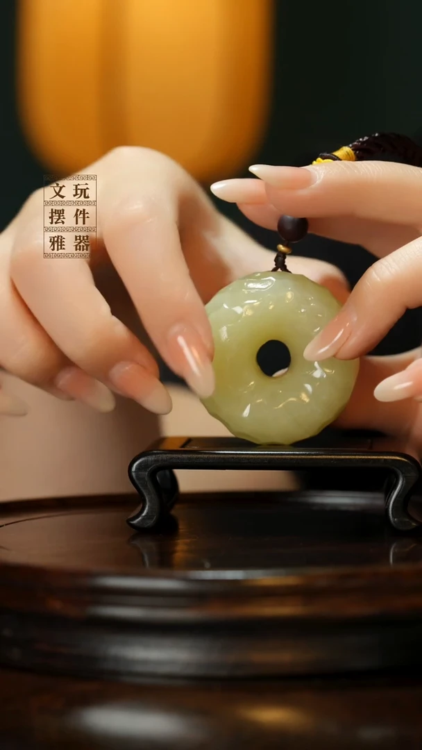 玉《千锤百炼平安扣》手把件摆件