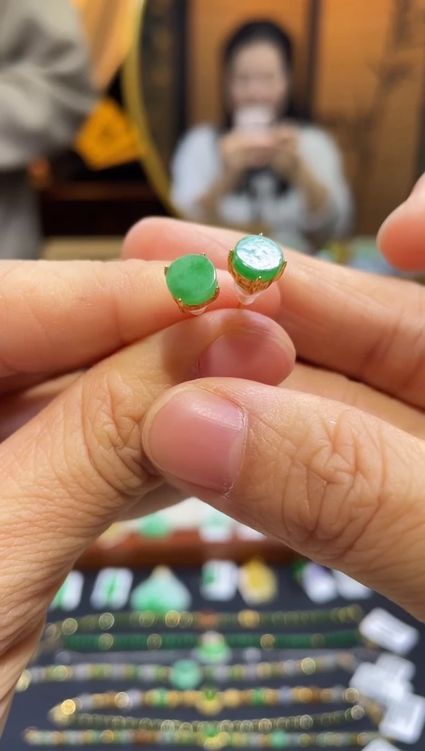 颈饰未镶嵌翡翠耳钉   百元以下不出证