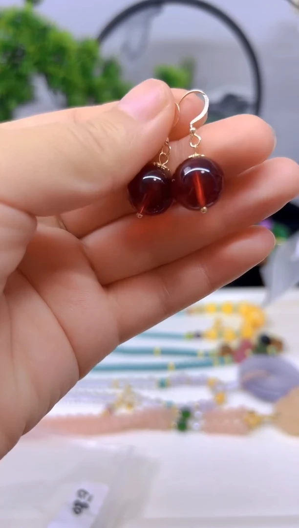 14K金镶嵌血珀耳饰E80