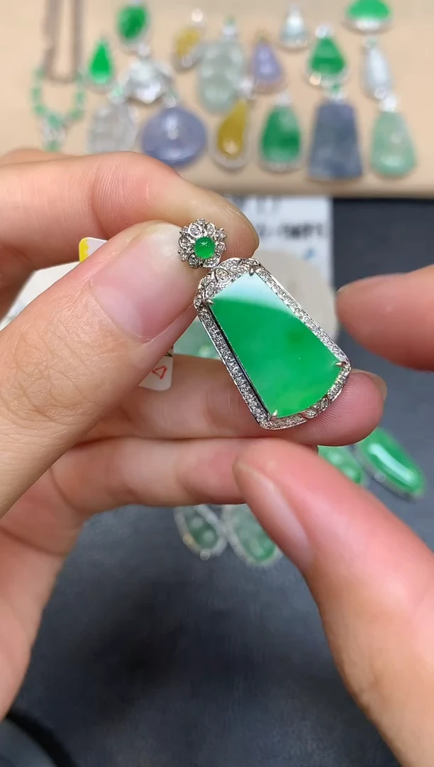 颈饰18K金镶嵌翡翠无事牌【无服务费