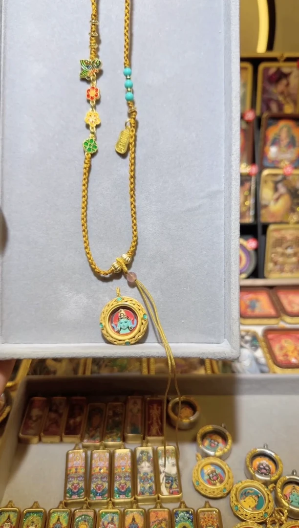 吊坠精美手工唐卡 挂绳或链子为赠品，不在售后范围内请悉知