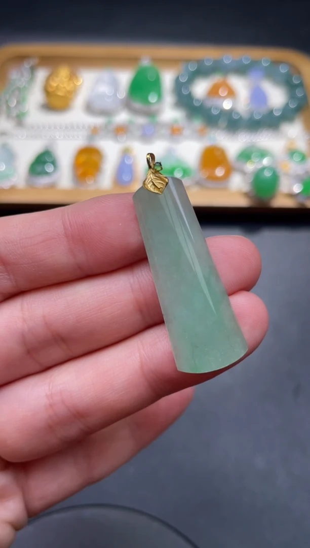 翡翠18K金镶嵌颈饰9.......