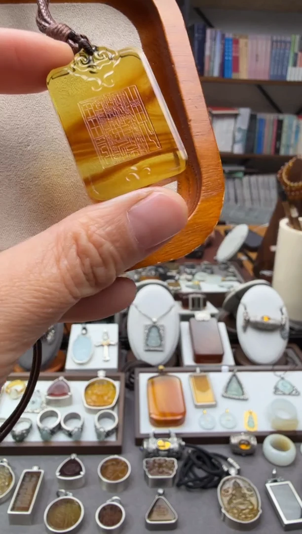 琥珀颈饰未镶嵌山鬼吊坠