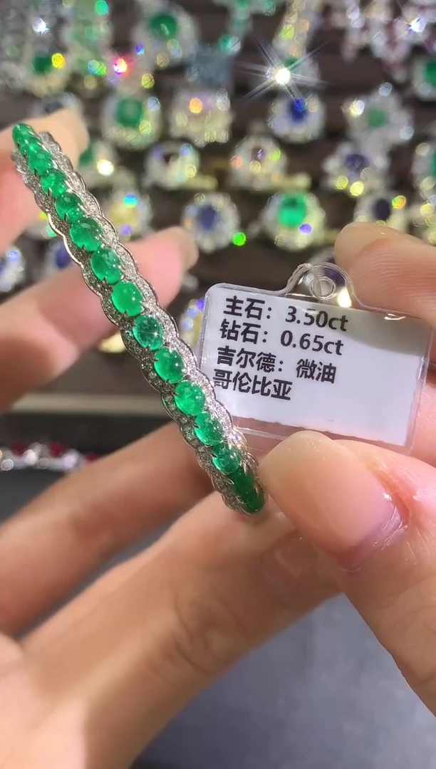 18K金镶嵌手镯祖母绿a336