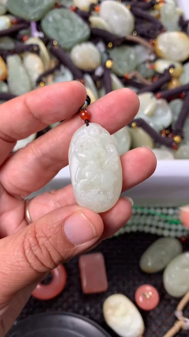 【闪购商品】和田玉颈饰未镶嵌多样性发货没有证书.拍一发一，有瑕