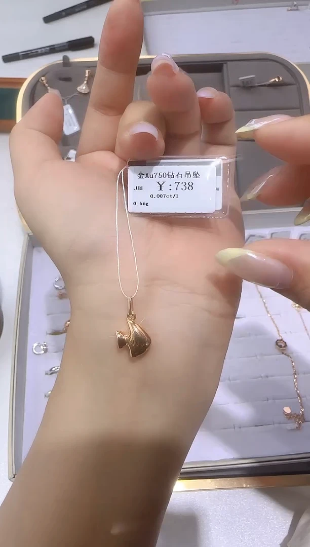 颈饰18K金镶嵌钻石 18K金吊坠590