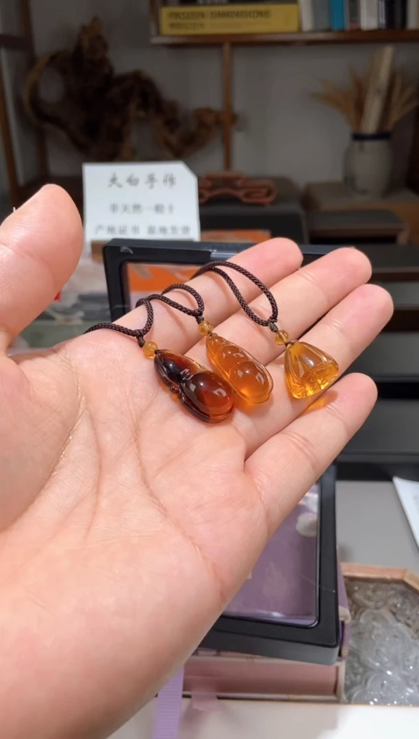 琥珀颈饰未镶嵌棕蜜葫芦+莲蓬+四季豆三件