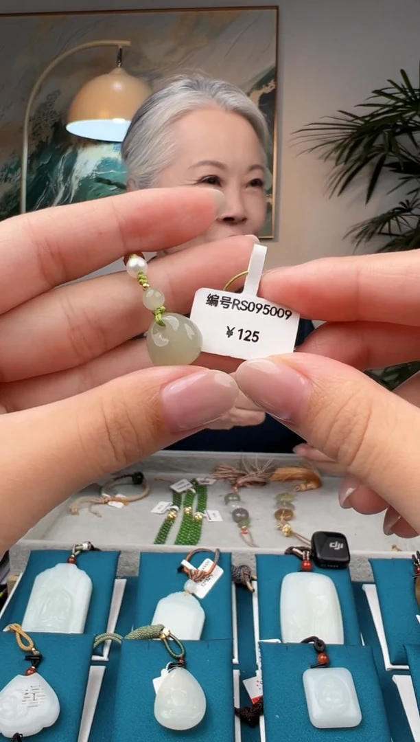 颈饰未镶嵌和田玉吊坠  RS