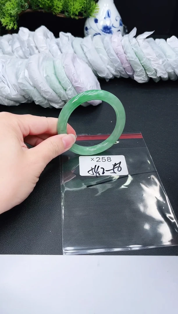 未镶嵌手镯翡翠258