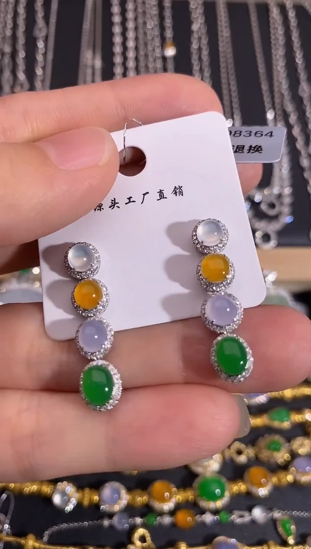 颈饰18K金镶嵌翡翠耳饰