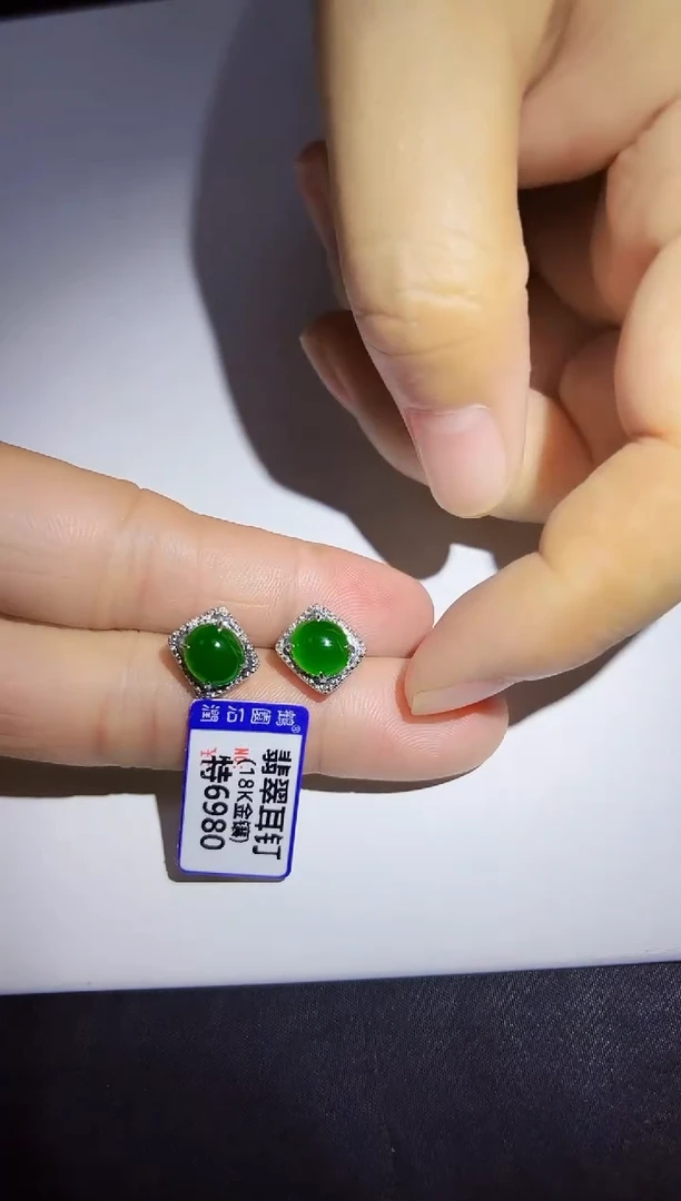 颈饰18K金镶嵌翡翠耳钉