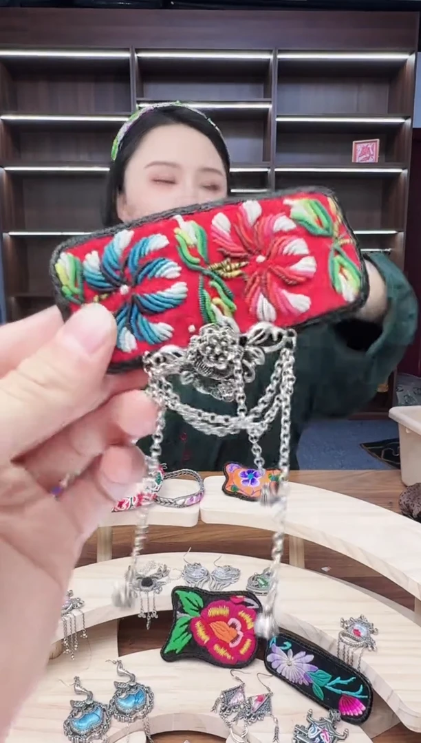 织绣107蒙阿苏苗绣传承