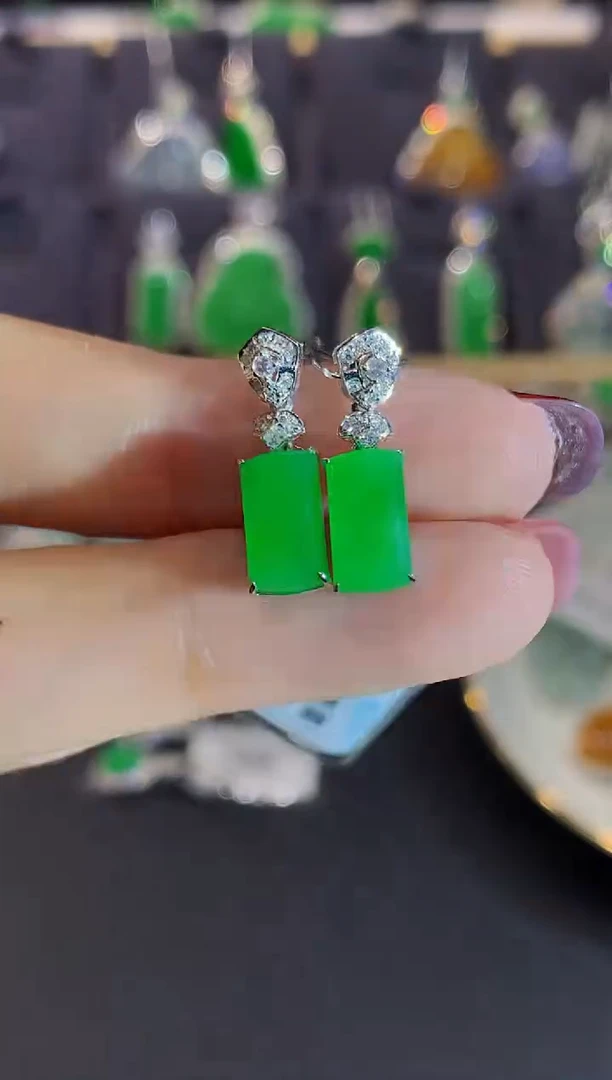 18K金镶嵌翡翠耳饰多样性发其一