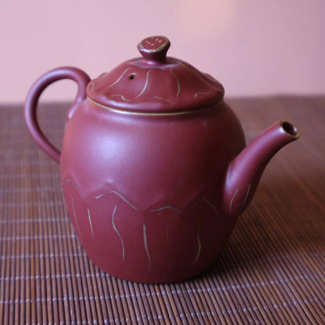 原矿火山老岩泥描金荷花壶C052