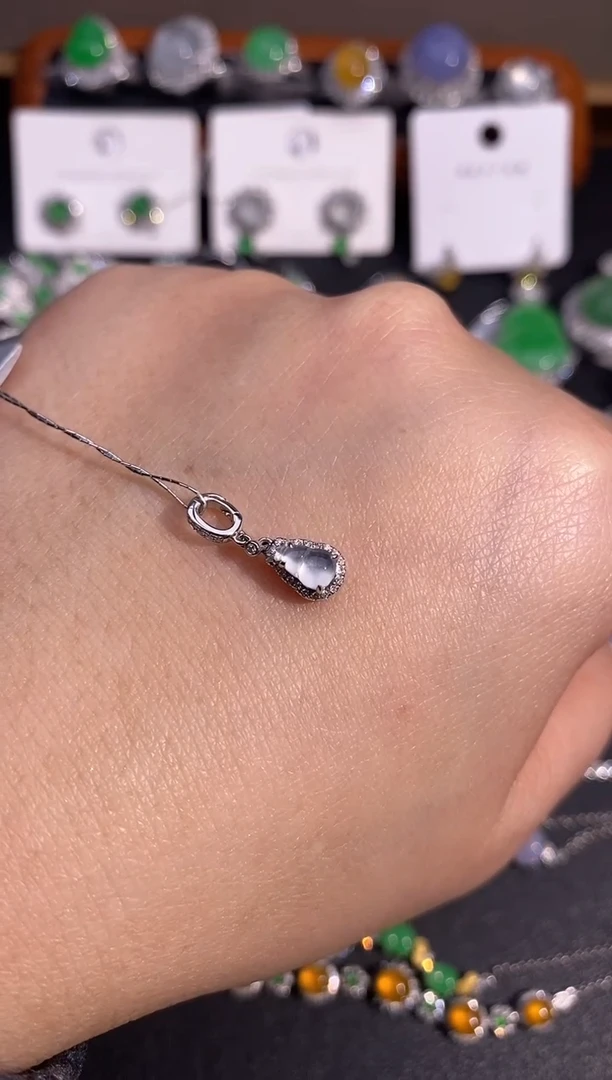 【闪购商品】翡翠吊坠(不含链)18K金镶嵌吊坠