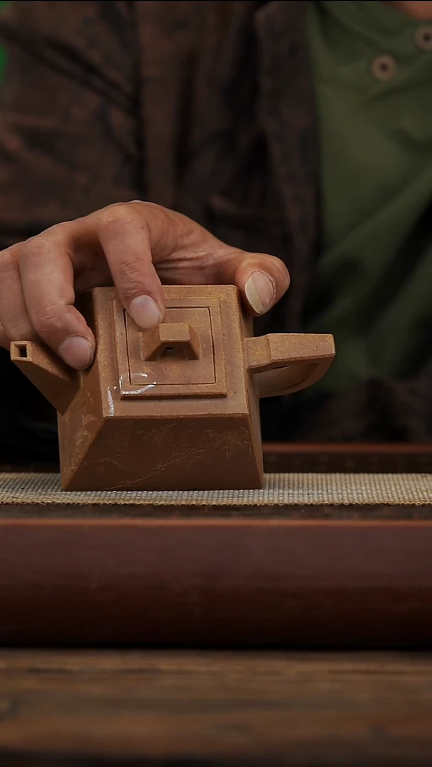 茶壶紫砂黑墩头微瑕210容量不带证书