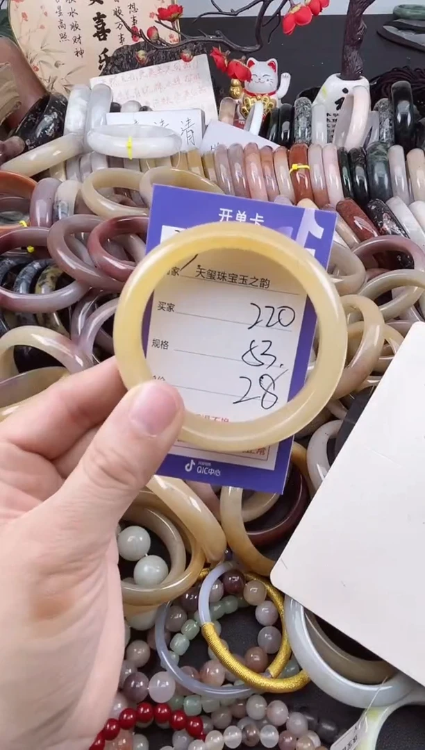 未镶嵌手镯石英质玉220