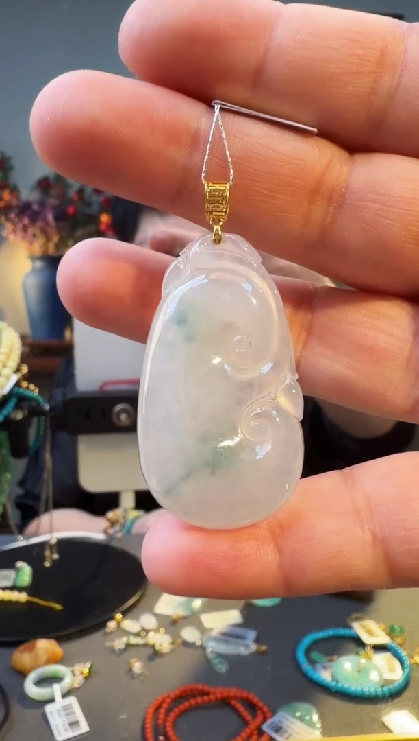 颈饰18K金镶嵌翡翠吊坠