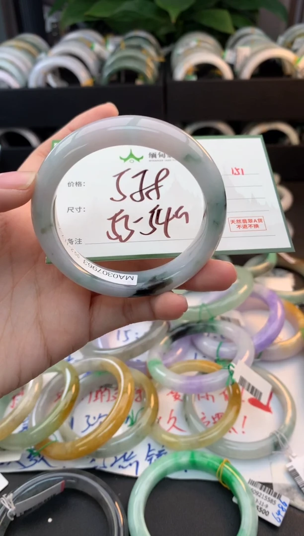未镶嵌定制翡翠毛货需精细抛光+多人