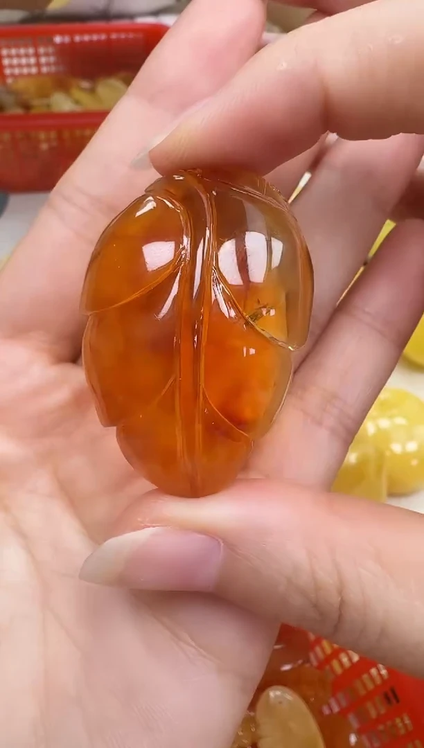 未镶嵌琥珀裸石如图