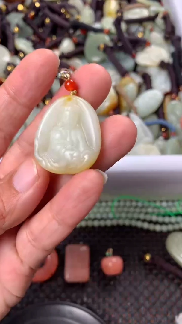 【闪购商品】和田玉颈饰未镶嵌多样性发货没有证书.拍一发一，有瑕