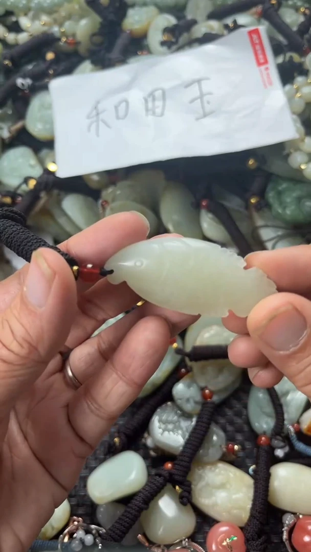 和田玉未镶嵌颈饰（多样性发一件）没有证书有瑕