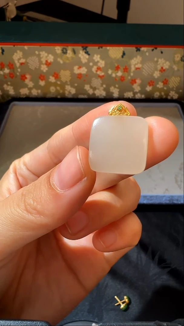 吊坠(不含链)18K金镶嵌和田玉和田玉藕粉小方糖