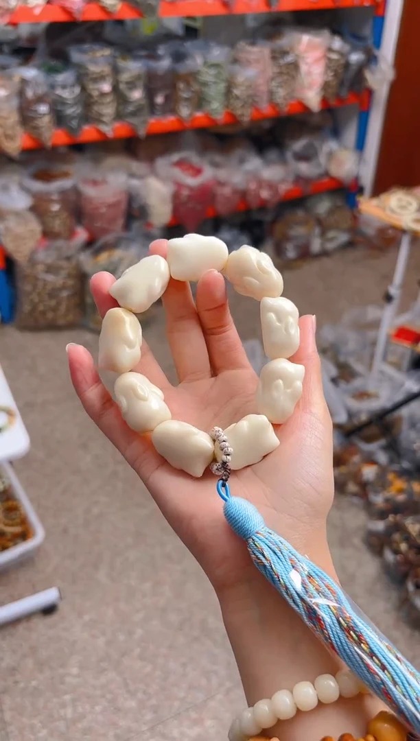 吊坠菩提根/象牙果白色趴趴兔手持