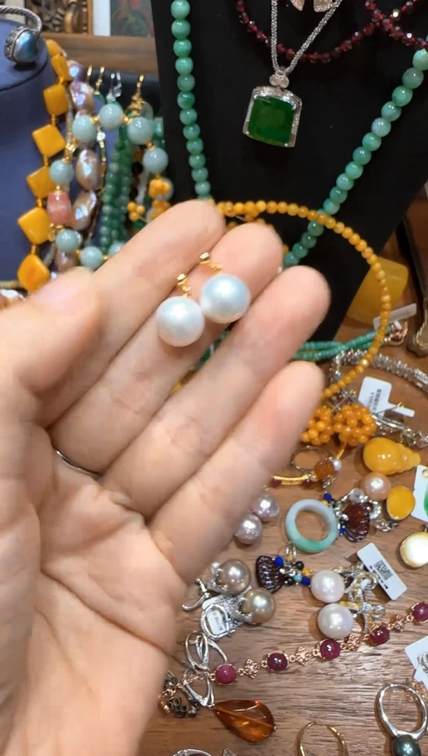 非金属其他（人造材质）无白色耳钉