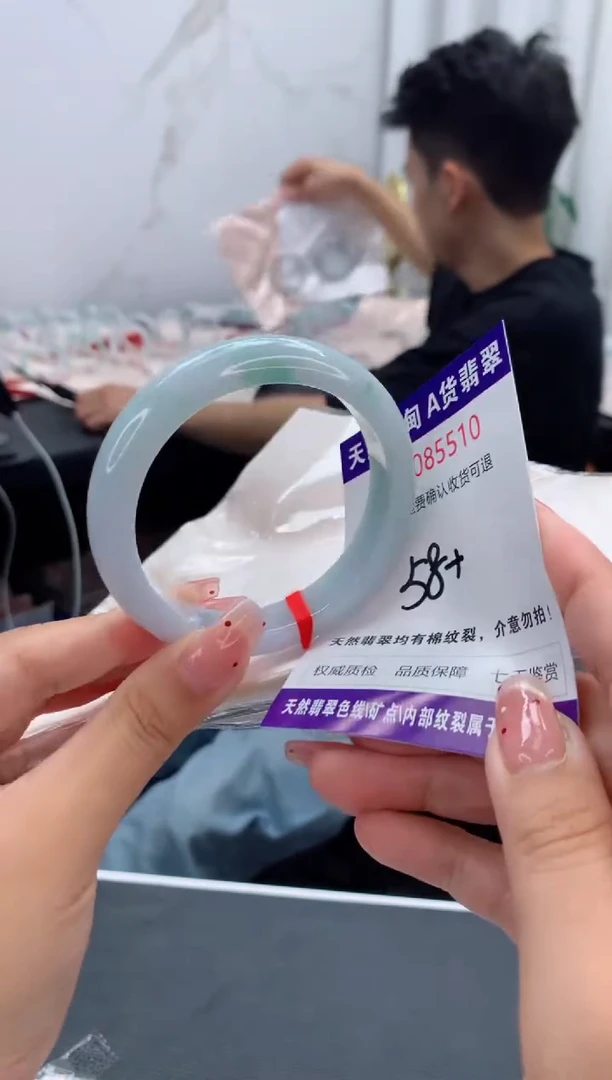 未镶嵌手镯翡翠有纹，完美者勿拍