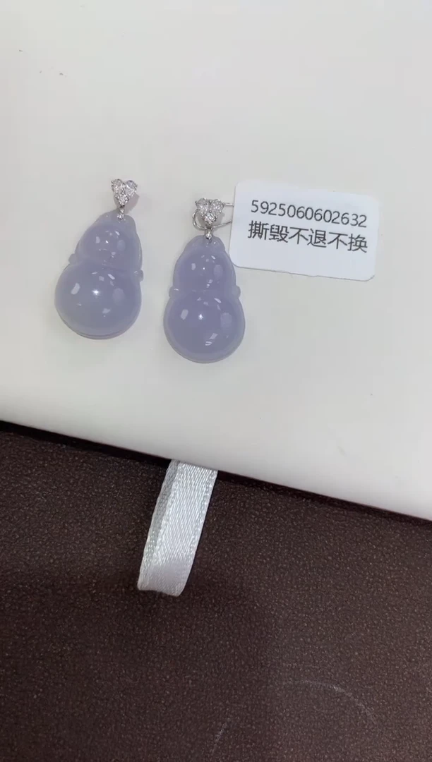 翡翠18K金镶嵌吊坠(赠链)天然缅甸a货翡翠(多样性发其一