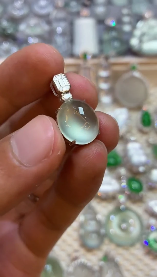 吊坠(不含链)18K金镶嵌翡翠蛋面