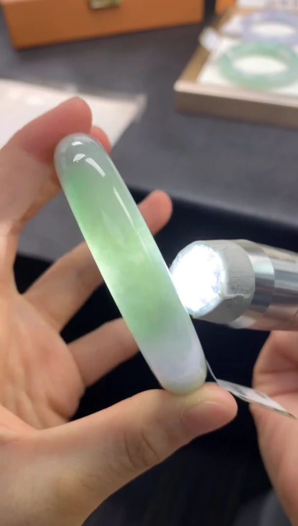 未镶嵌手镯翡翠退货需手镯吊牌标签完好