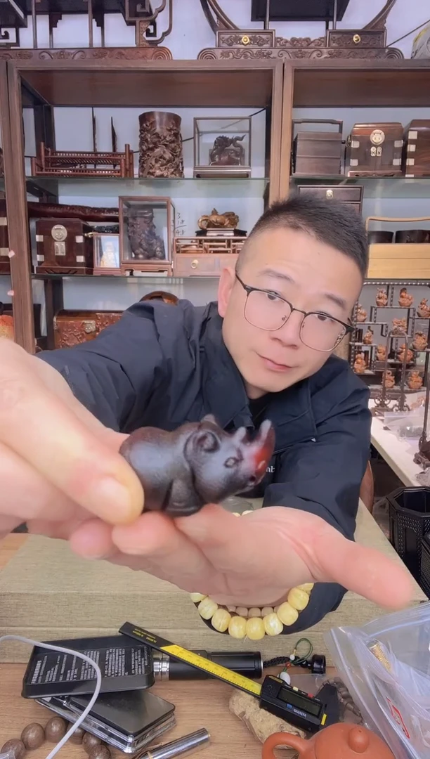 【闪购商品】乌木类书架835可可牛犀牛手把件