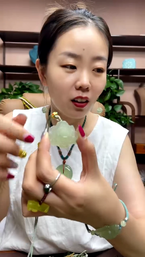 岫玉未镶嵌颈饰多样性发货发其中之一