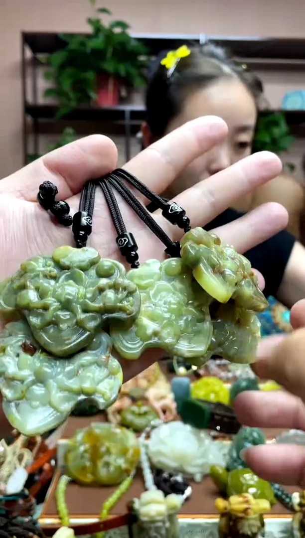未镶嵌岫玉吊坠多样性发货发其中之一
