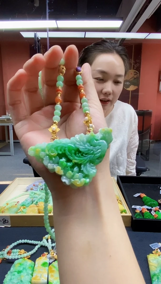 颈饰未镶嵌翡翠吊坠